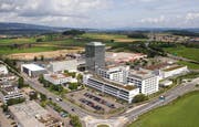 Job-Motor im Kanton Zug – die Diagnostik-Sparte von Roche in Rotkreuz: Seit 2006 hat der Konzern sechs Neubauten erstellt und über 400 Millionen Franken in den Standort investiert. Im «Roche-Dorf» arbeiten 2200 Personen aus über 50 Nationen. (Bild: PD)