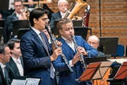 Versöhnung nach dem Streit: Die Klarinettisten Stojan Krkuleski und Christoffer Sundqvist im Doppelkonzert von Siegfried Matthus. (Bild: I. Höhn)