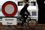 Am Zuger Quai gilt Fahrverbot – trotzdem fahren viele Velofahrer am See entlang, anstatt die Velowege zu nutzen. (Archivbild Neue LZ)