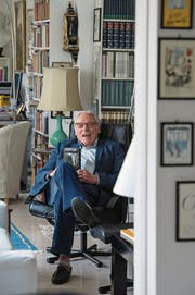 Verleger Peter Schulz in seiner Luzerner Privatwohnung. (Bild: Nadia Schärli (Luzern, 27. Dezember 2016))