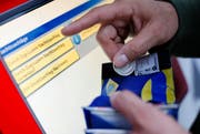 Ein Reisender beim Nachtzuschlag-Lösen am Billettautomat der SBB. (Bild: Stefan Kaiser / Neue ZZ (Archiv))
