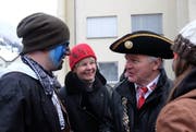 Eugen I. und Ursula Dornbierer erhalten ein Geschenk von «Ribihäxä»-Oberguugger Adrian Banz (Bild: Richard Greuter)
