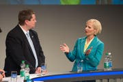 Manuela Jost (GLP) im Gespräch mit Peter With. (Bild Dominik Wunderli)