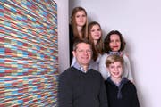 Gregor und Manuela Schwegler mit ihren Zwillingstöchtern Eliane und Iria (hinten von links) und Sohn Eric in ihrem Eigenheim im Leumattquartier. (Bild Nadia Schärli/Neue LZ)