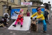 Der «Pädagogische Karnevalsverein» (PKV) hat in diesem Jahr das internationale Schlittenrennen auf dem Lauberhorn organisiert. Teilnehmer aus der ganzen Welt sind angereist. Für die Schweiz standen Fänsi Horat, Gigi aus Arosa und Heidi von der Lenzerheide in den Startlöchern. (Bild: Philipp Schmidli)