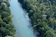 In Schweizer Flüssen können längst verbotene Substanzen nachgewiesen werden. Im Bild die Aare bei Bern. (Symbolbild / Keystone)