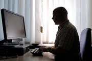 Ein Spezialist der Zuger Polizer bei der Arbeit: Er gibt sich in Chatrooms als 13-jähriges Kind aus und stellt so Pädophile. (Bild: Roman Hodel/Neue ZZ)