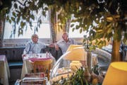 Senioren im Café Zentrum Neugasse in St. Gallen: Dass sie die 70 Franken nicht erhalten werden, stört kaum einen der Rentner. (Bild: Urs Bucher (29. August 2017))