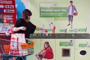 Ob Shampoo-, Spülmittel- oder Speiseölflaschen, die Schweizer Detailhändler Migros und Coop nehmen den anfallenden Plastikabfall zurück. (Bild: Keystone/Sigi Tischler)