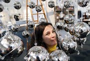 Anita Peikert (Baar) mit Christbaumkugeln. (Bild: Werner Schelbert (Zug, 26. November 2016))