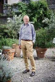 «Ich hoffe, dass es zwischen dem privaten Kurt Aeschbacher und demjenigen am TV keine grundlegenden Unterschiede gibt»: der Moderator zu Hause in seinem Garten. (Bilder Manuela Jans)