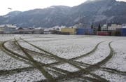 Der verwüstete Fussballplatz am Nordring in Siebnen. (Bild: Kantonspolizei Schwyz)
