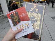 Die Gruppierung "Lies!" verteilt im öffentlichen Raum Korane. Dies wird nicht überall gern gesehen. Der Nachrichtendienst des Bundes hält ein Verbot der Verteilaktionen nicht für sinnvoll. (Archivbild aus Deutschland) (Bild: KEYSTONE/dpa/A4312/_FRANZISKA KRAUFMANN)