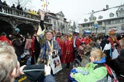 Tony Dettling wirft beim traditionellen Gang über den Hauptplatz vor der Japanesen-GV Feuersteine aus. (Bild Erhard Gick/Neue SZ)