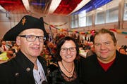 Das Zunftmeisterpaar Hermann und Monika Wipfli sowie Zunftpräsident Thomas Gisler (rechts) sind mit der Dorffasnacht sehr zufrieden. (Bild Christoph Näpflin)