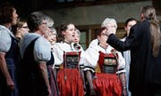 Die Trachtengruppe sorgt im Gemeindesaal für Gänsehaut. (Bild: Stefan Keiser (Baar, 24. März 2018))