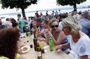 Ausgelassene Stimmung am Zuger Seefest. (Bild: Archiv / Werner Schelbert)