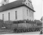 Schwyzer Landsturm-Infanteristen samt Musik 1893 vor der imposanten Pfarrkirche St. Verena in Wollerau. (Bild: Staatsarchiv Schwyz)