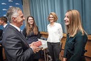 Bundesrat Didier Burkhalter im Kulturzentrum Braui im Gespräch mit den Podiumsteilnehmerinnen Franziska Fink (rechts), Flavia Kleiner und Mitorganisatorin Manuela Breiter. (Bild: Pius Amrein (LZ))