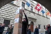 Die Bögen mit den Unterschriften werden vor dem Regierungsgebäude gesammelt. (Bild: Dominik Wunderli)