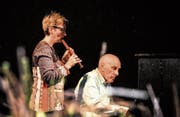 An der Preisverleihung spielten Preisträger Jürg Iten und seine Frau Beata ein Duett. (Bild: PD/Fotostudio 60 Seconds)