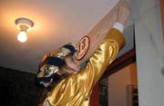 Ein Kind der Sternsinger segnet ein Haus mit dem Schriftzug ““20*C*M*B*10“”. (Bild pd)