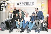 Die sechs Gruendungsmitglieder des Online-Magazins "Republik" Christof Moser, Constantin Seibt, Clara Willemin, Nadja Schnetzler, Susanne Sugimoto und Laurent Brust, von rechts, zusammen mit Journalist Guenter Wallraff, zweiter von rechs, bei einer Feier anlaesslich der Lancierung der Website des Magazins, am Sonntag, 14. Januar 2018, in Zuerich. Auf der Plattform sollen Hintergrundberichte, Erklaerartikel und Kolumnen publiziert werden. (KEYSTONE/Siggi Bucher) (Bild: Siggi Bucher/EPA (Zürich, 14. Januar 2018))