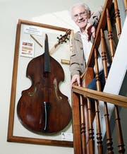 Geni Häusler hat dem alten Chamer Kontrabass zu einem würdigen Platz verholfen. Er hängt ausgestellt im Treppenhaus des Spritzenhauses. (Bild: Stefan Kaiser)