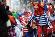 Baarer Räbe-Gäuggel verteilen Süssigkeiten. (Bild: Maria Schmid/Neue ZZ)
