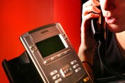Per Telefon versuchen Betrüger Geld für vermeintliche Parkschäden einzutreiben. (Symbolbild Nadia Schärli / Neue LZ)