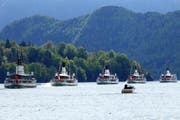 Die fünf Dampfschiffe in Fahrt auf dem Vierwaldstättersee. (Bild: Leser Walter Buholzer)