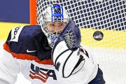 Der amerikanische Keeper Connor Hellebuyck: unerprobt, an der WM aber mit einer vorzüglichen Abwehrquote. (Bild: AFP/Joe Klamar)