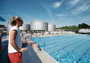 Direkt neben den Grosstanks vergnügen sich die Badegäste im Schwimmbecken. Nina Tornow, stellvertretende Badmeisterin, hat das Geschehen im Blick. (Bild: Stefan Kaiser (Rotkreuz, 17. Juli 2017))