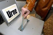 Jede Stimme zählt: Einwurf in eine Abstimmungsurne. (Bild: Archiv Neue LZ)