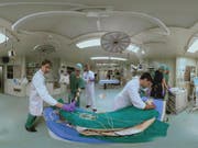 Ärzte kämpfen um das Bein eines Schwerverletzten - und werden dabei in der 360-Grad-Perspektive gefilmt. Das Resultat und mehr ist im Bourbaki Panorama zu sehen. (Bild zvg) (Bild: zvg)