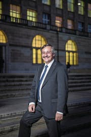 Michael Hengartner vor dem Hauptgebäude der Universität Zürich. (Bild: Manuela Jans-Koch (23. November 2017))