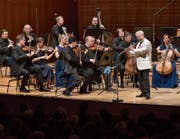 Die Festival Strings Lucerne und Sir James Galway an der Flöte harmonierten im KKL prächtig. (Bild: Peter Fischli/Lucerne Festival (14. August 2017))