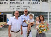 Gemeindepräsident Urs Brucker (links) hiess die Familie Käser mit Nicolas Käser, Simone Käser-Meier und den beiden Kindern Yves und Zoé in der Gemeinde herzlich willkommen. (Bild: PD)