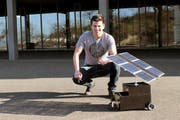 Maturand Michael Steffen aus Willisau mit seinem Modell eines Wasserstoffautos. (Bild: pd)