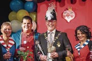 Der neue Räbevater Werni I. Metzger erhebt zusammen mit Ehrendame Luzia Langenegger (links), Lakai Leo Bär und Ehrendame Antonella Bischofberger das Glas auf seine Regentschaft während der kommenden Räbefasnacht. (Bild: Christian Hildebrand (Baar, 20. Januar 2018))