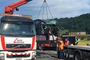 Ein Bergungsfahrzeug räumt die Strasse. (Bild: Luzerner Polizei)