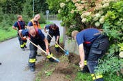 Erst musste das Rohr freigelegt werden, ... (Bild: pd)