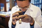Führend im Handel mit Vintage-Luxusuhren: Ein Tourneau-Mitarbeiter prüft eine Uhr. (Bild: Michael Nagle/Bloomberg (New York, 1. November 2014))