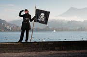 Désirée Meier posiert mit der klassischen Fahne der Piraten. (Bild: Roger Gruetter/Neue LZ)