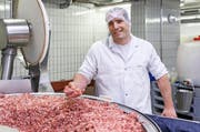 Angehender Lebensmittelingenieur und erfolgreicher Schwinger: Der Luzerner René Suppiger forscht in der Grossmetzgerei in Courtepin zurzeit am Salzgehalt von Würsten. (Bild: PD)