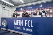 Gerardo Seoane (Mitte) wird neben Sportkoordinator Remo Meyer (rechts) und Reto Anderhub, Leiter Kommunikation, als neuer FCL-Trainer vorgestellt. (Bild: Pius Amrein (Luzern, 9. Januar 2018))