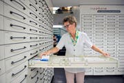 Mitarbeiterin Rahel Bachmann beim Einräumen von Medikamenten in der See Apotheke. (Bild: Dominik Wunderli)