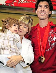 Cancellara 2008 nach dem Olympiasieg in Peking mit Frau Stefanie und Töchterchen Giuliana. (Bild: Keystone/Walter Bieri)