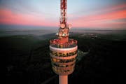 Der Stuttgarter Fernsehturm ist das bekannteste Wahrzeichen der Stadt. Wer hier Kaffee trinkt, geniesst den Blick auf die Stadt, über die Weinberglandschaft des Neckartales, das schwäbische Land hinüber zur Alb bis hin zum Schwarzwald und zum Odenwald. (Bild: Stuttgart Marketing GmbH)