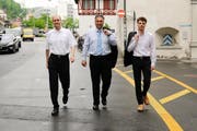 Sie machen vor, wies geht: Beat Arnet von der Suva, Regierungsrat Guido Graf und Martin Degen von der Fachstelle Gesundheit (von links). (Bild: PD)